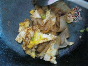 呆瓜吃烤冷面好吃吗视频,美味指数大揭秘！