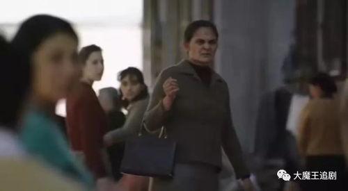 搬砖少女吃瓜追剧视频播放,揭秘网络爆款视频背后的故事