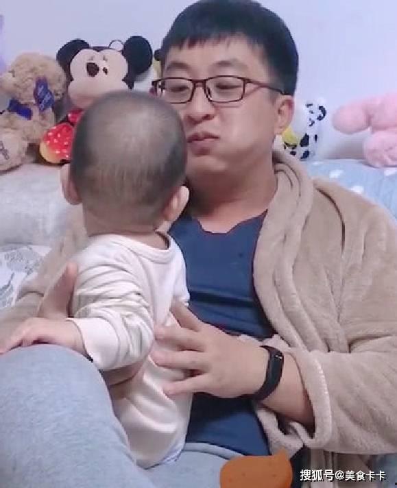 小娃吵架爸爸吃瓜视频播放,视频播放引发网友热议