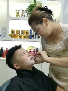 理发店吃瓜搞笑视频合集,搞笑视频合集笑料横生