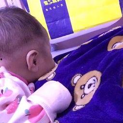 小孩趴妈妈身上吃瓜视频,温馨亲子瞬间引网友热议