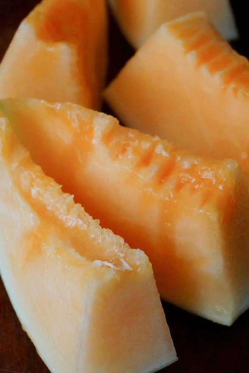 甘肃老人吃蜜瓜视频播放,共享丰收喜悦