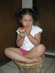 东北吃瓜的小妞视频,揭秘东北美食文化魅力