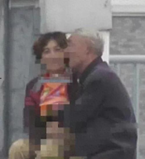 大爷吵架大妈吃瓜视频大全,大爷大妈吵架现场，吃瓜群众围观视频大盘点