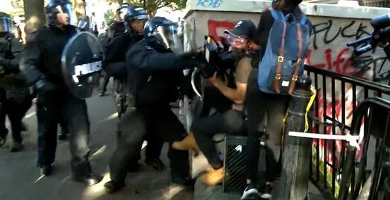 中国警察记者吃瓜视频,揭秘警界幕后趣闻