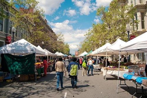 地摊吃瓜的视频