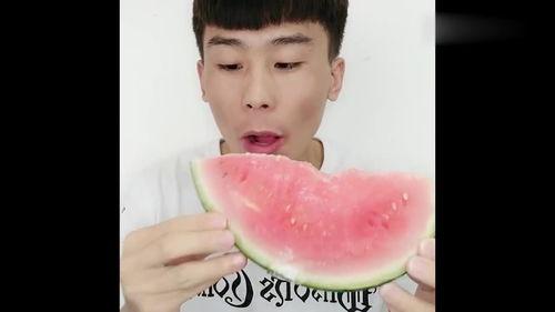 小伙吃冰瓜视频,小伙狂吃冰瓜，清凉一夏尽享美味